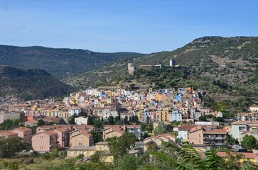 Fototapeta na wymiar Paysage d'un village coloré de montagne en Sardaigne 