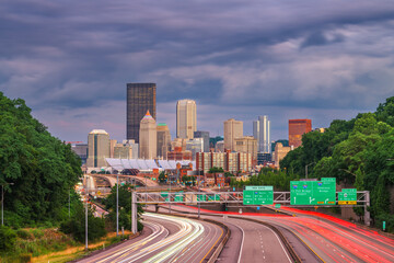 Pittsburgh, Pennsylvania, USA downtown city Skyline Overlooking Highways - obrazy, fototapety, plakaty