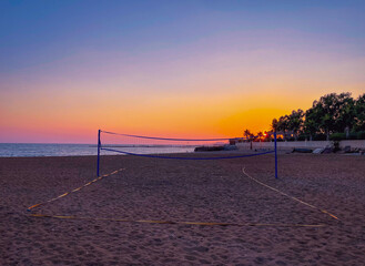 Siatkówka plażowa podczas zachodu słońca