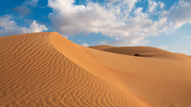 sand dunes in the desert © Thache
