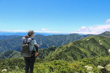 山に登る女性