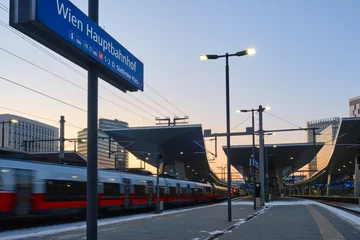 Crédence de cuisine en verre imprimé Vienne Vienna central railway station Hauptbahnhof, at evening with train platforms. Wien, Austria, transport, transportation.
