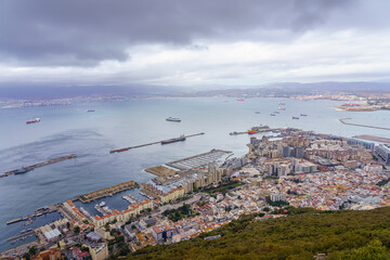 Panoramic view of the bay of Gibraltar with the city at the foot of the mountain, the port and the Spanish coast in the background.
