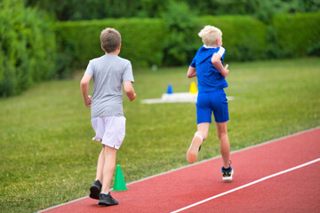 Obraz premium two people running on the track exercise, jogger, athletic, teenage, sprinter, education, instructor, teacher, trainer, studying, team, helping, teaching, practicing running, fit, leg, jog, outside