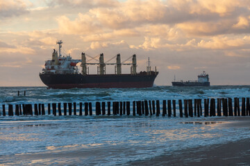Meerlandschaft bei Sonnenuntergang mit Schiff