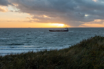 Meerlandschaft bei Sonnenuntergang mit Schiff