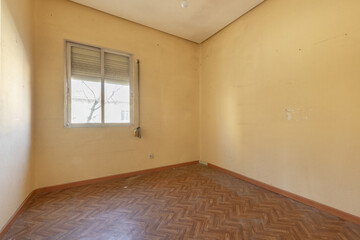 Empty room with wood-like sintasol floors, a lot of dirt everywhere and sliding aluminum windows