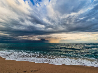 Espectaculares nubes de tormenta en el mar y lluvia al atardecer
