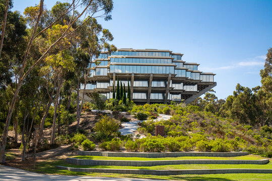 Snake path paved by hexagonal tiles of pale colour leading up to Geisel Library which is the main library in University of California San Diego (UCSD) in LA JOLLA, CALIFORNIA, USA on SEP 14, 2017