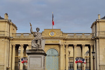Place du Palais Bourbon, La statue de La Loi devant l'Assemblée Nationale.
