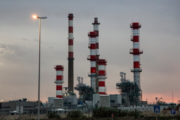 Obraz premium Big oil refinery at dawn