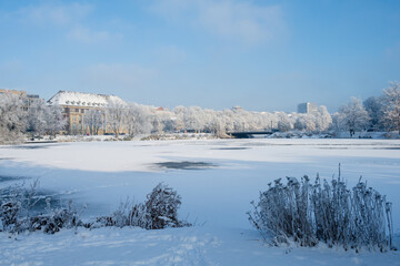 Der verschneite Hiroshimapark am Kleinen Kiel in der Kieler Innenstadt an einem sonnig kalten Dezembertag