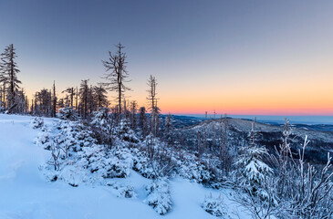 Widok na wschód słońca w górach. Zimowy krajobraz. Mroźny poranek w górach. Kolorowa panorama polskich gór Beskidów.  - obrazy, fototapety, plakaty