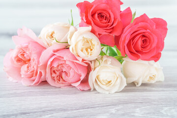 Obraz na płótnie Canvas ピンクと白のバラの花束