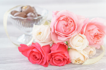 バラの花束とバレンタインチョコ
