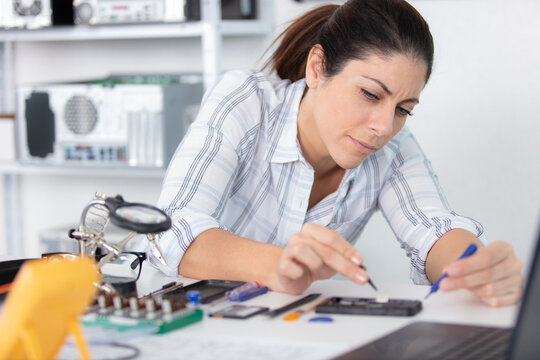 woman mesuring the voltage of a pc