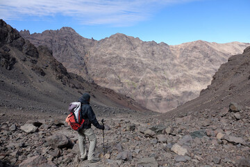 Fototapeta premium La grande traversée de l’Atlas au Maroc, 18 jours de marche. Ascension du Toubkal (4167m), plus haut sommet de l'Afrique du nord