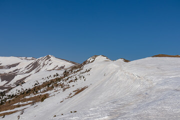Panoramic ski tour hiking trail from Hohe Ranach to Zirbitzkogel and Kreiskogel, Seetal Alps, Styria (Steiermark), Austria, Europe. Snow covered idyllic mountain ridges on sunny winter wonderland day