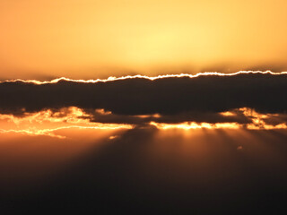 Ciel de feu avec un nuage menaçant masquant le coucher de soleil 
