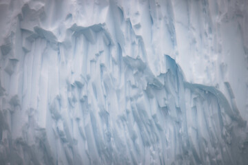 Grandes icebergs flotando sobre el mar, texturas y colores.