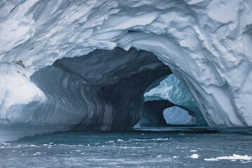Grandes icebergs flotando sobre el mar, texturas y colores.
