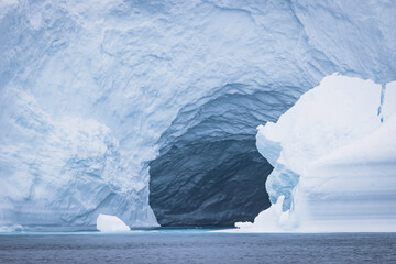 Naklejka na ściany i meble Grandes icebergs flotando sobre el mar, texturas y colores.