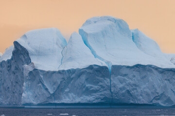 Grandes icebergs flotando sobre el mar, texturas y colores.