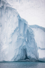 Grandes icebergs flotando sobre el mar, texturas y colores.