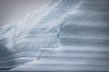 Grandes icebergs flotando sobre el mar, texturas y colores.