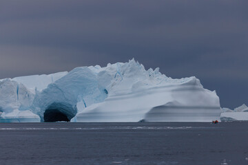 Grandes icebergs flotando sobre el mar, texturas y colores.