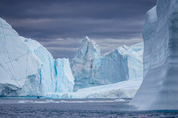 texturas y formas de grandes icebergs en ciruculo polar artico