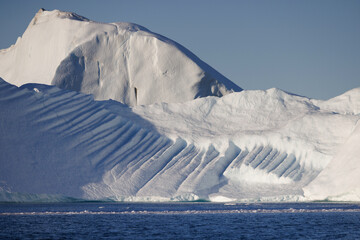 texturas y formas de grandes icebergs en ciruculo polar artico