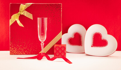 Fond d'écran pour la Saint-Valentin avec des cœurs rouges et une coupe de champagne. Composition romantique de la Saint-Valentin, déclaration d'amour, fête des mères, anniversaire, fiançailles. 