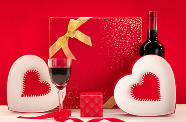 Fond d'écran pour la Saint-Valentin avec des cœurs rouges et du vin rouge. Composition romantique de la Saint-Valentin, déclaration d'amour, fête des mères, anniversaire, fiançailles. 