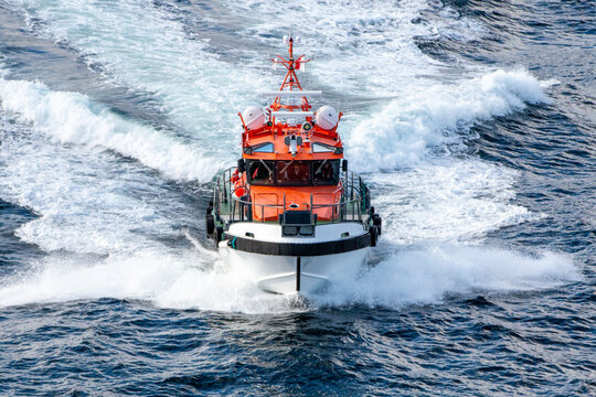 picture of a pilot boat in action