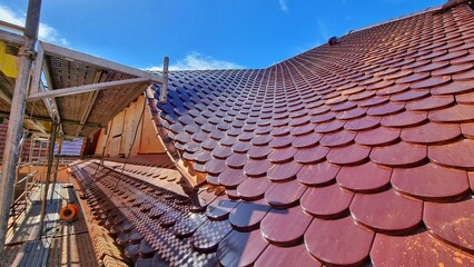 Hechtgaube auf Biberschwanzdach. Biberschwänze glasiert auf runde Gaube gedeckt