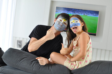 pai e filha torcendo pela argentina comemoração campeã do mundo copa do mundo felicidade total 