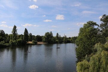 Fototapeta na wymiar Summer at the Serpentine in Hyde Park, London England