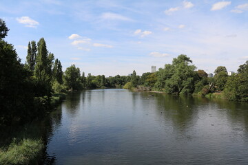 Fototapeta na wymiar Summer at the Serpentine in Hyde Park, London England