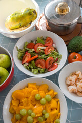 Bols con ensalada, frutas y otros alimentos