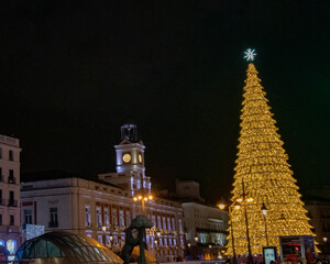 Puerta del Sol de Madrid, en Navidad con árbol navideño iluminado