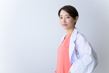 笑顔で微笑む白衣の使いやすいドクター（女医）のイメージ