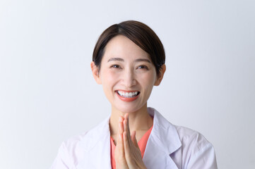 笑顔で微笑む白衣の使いやすいドクター（女医）の 嬉しいポシティブイメージ