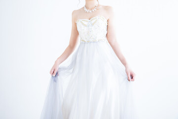 Fototapeta na wymiar 白いドレスを着た女性　dress