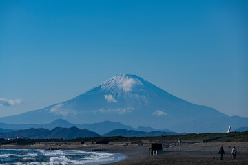 湘南海岸から望む冠雪した富士山