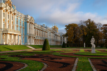 Obraz premium View of the Catherine Palace and the palace church in the Catherine Park in Tsarskoye Selo in the sunny autumn day, Pushkin, St. Petersburg, Russia