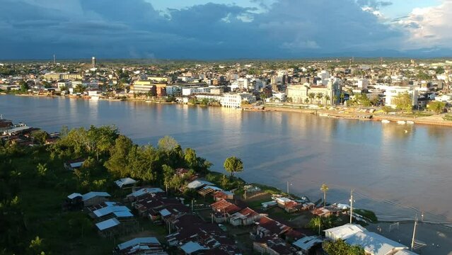 Atardecer en r&iacute;o atrato en la ciudad de Quibd&oacute;, Colombia.