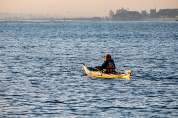 神奈川県逗子海岸からの夕日とカヤック
