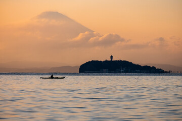 神奈川県逗子海岸からの夕焼けの江ノ島と富士山