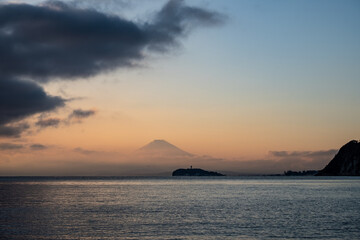 Naklejka na ściany i meble 神奈川県逗子海岸からの夕日の江ノ島と富士山
